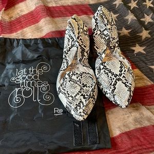 NWOT Rollasole shoes